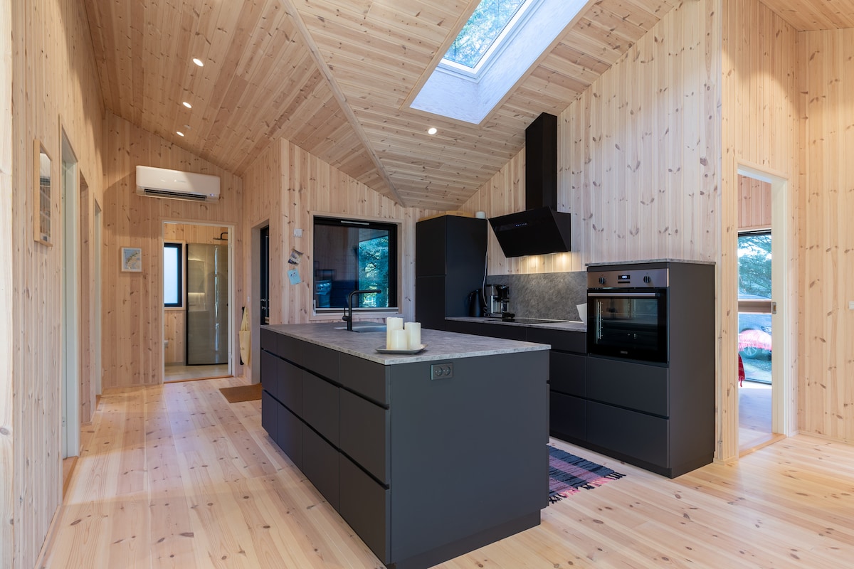 Nordisk natursommerhus med vildmarksbad